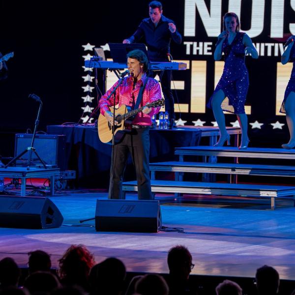 Fisher Stevens verovert Benidorm Palace met een spectaculair eerbetoon aan Neil Diamond