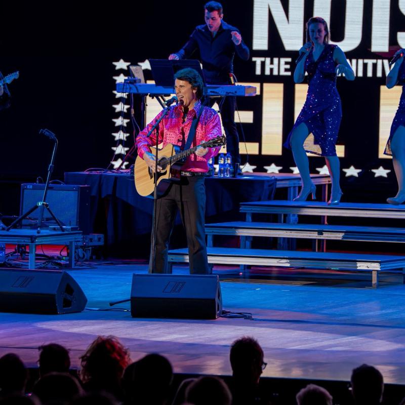 Fisher Stevens verovert Benidorm Palace met een spectaculair eerbetoon aan Neil Diamond